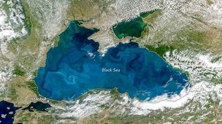 Satelit NASA zaznamenal obří tyrkysové víry v Černém moři